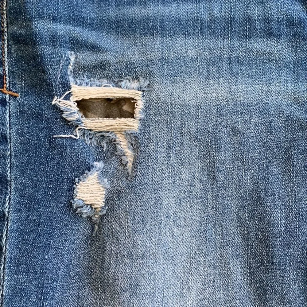 Maurice’s jeans distressed camo patch size medium